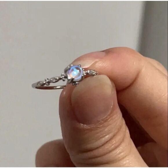 🌓Gorgeous Solid Sterling Silver Petite Moonstone Ring - Picture 11 of 17